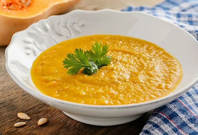 Pumpkin soup is a healthy and easy first dish for gout. 