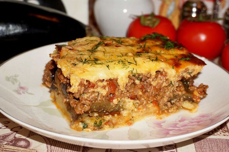 Strong casserole of minced meat and eggplant ideal for dinner for people with gout