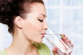 the girl drinks water on a lazy diet