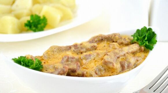 Beef with mushrooms in a creamy sauce - a hearty dish during the consolidation phase of the Dukan diet